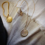 Das Mirrow Necklace mit feinsten maritimen Strukturen, eingefasst in einem glänzenden Rund. Dieses Amulett ist edel und zeitlos 