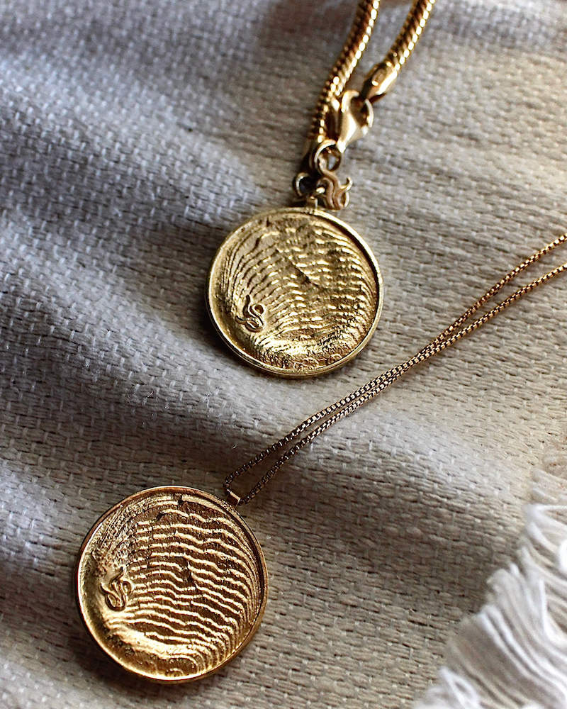 Das Mirrow Necklace Rückseite mit feinsten maritimen Strukturen, eingefasst in einem glänzenden Rund. Dieses Amulett ist edel und zeitlos 
