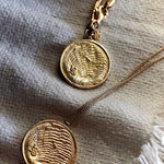 Das Mirrow Necklace Rückseite mit feinsten maritimen Strukturen, eingefasst in einem glänzenden Rund. Dieses Amulett ist edel und zeitlos 