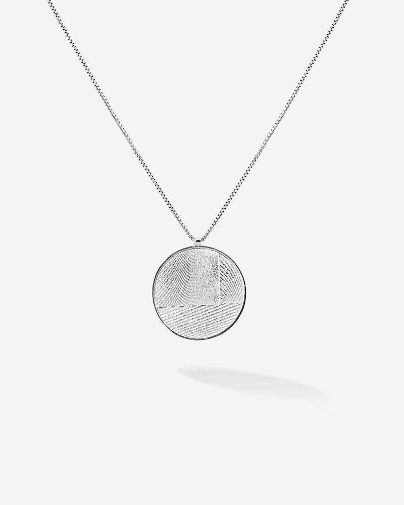 Das silberne Mirrow Necklace mit feinsten maritimen Strukturen, eingefasst in einem glänzenden Rund. Dieses Amulett ist edel und zeitlos 