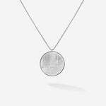 Das silberne Mirrow Necklace mit feinsten maritimen Strukturen, eingefasst in einem glänzenden Rund. Dieses Amulett ist edel und zeitlos 