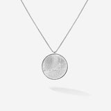 Das silberne Mirrow Necklace mit feinsten maritimen Strukturen, eingefasst in einem glänzenden Rund. Dieses Amulett ist edel und zeitlos 