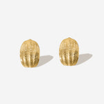 Die Oyster Studs Ohrringe verleihen den Glamour der Welt unter Wasser. Klar, minimalistisch, leicht - diese Studs sind deine stilsicheren Begleiter