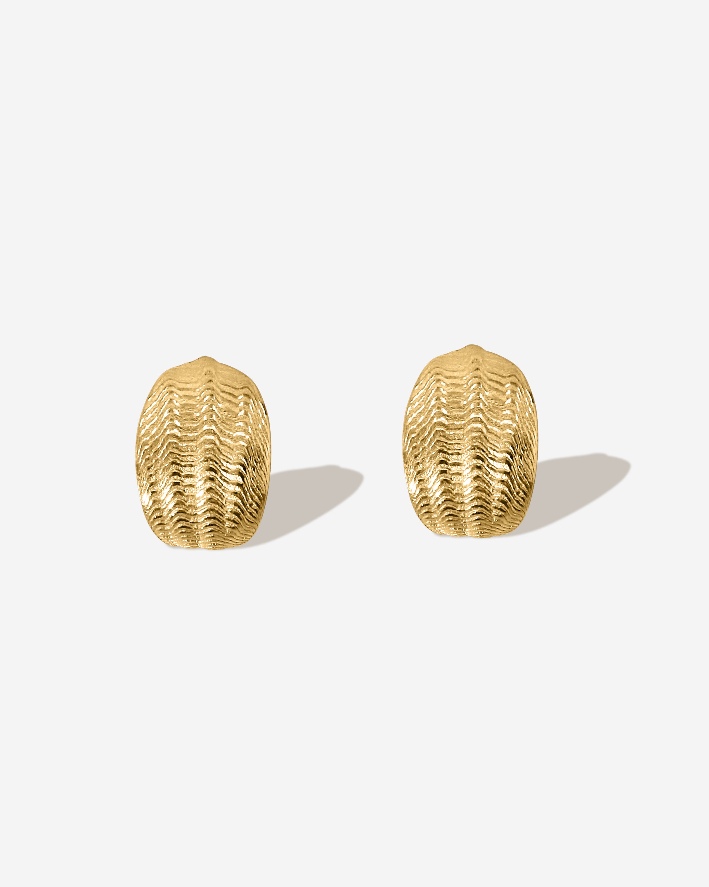 Die Oyster Studs Ohrringe verleihen den Glamour der Welt unter Wasser. Klar, minimalistisch, leicht - diese Studs sind deine stilsicheren Begleiter