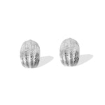 Die Oyster Studs Ohrringe verleihen den Glamour der Welt unter Wasser. Klar, minimalistisch, leicht - diese Studs sind stilsicherer Schmuck in Silber