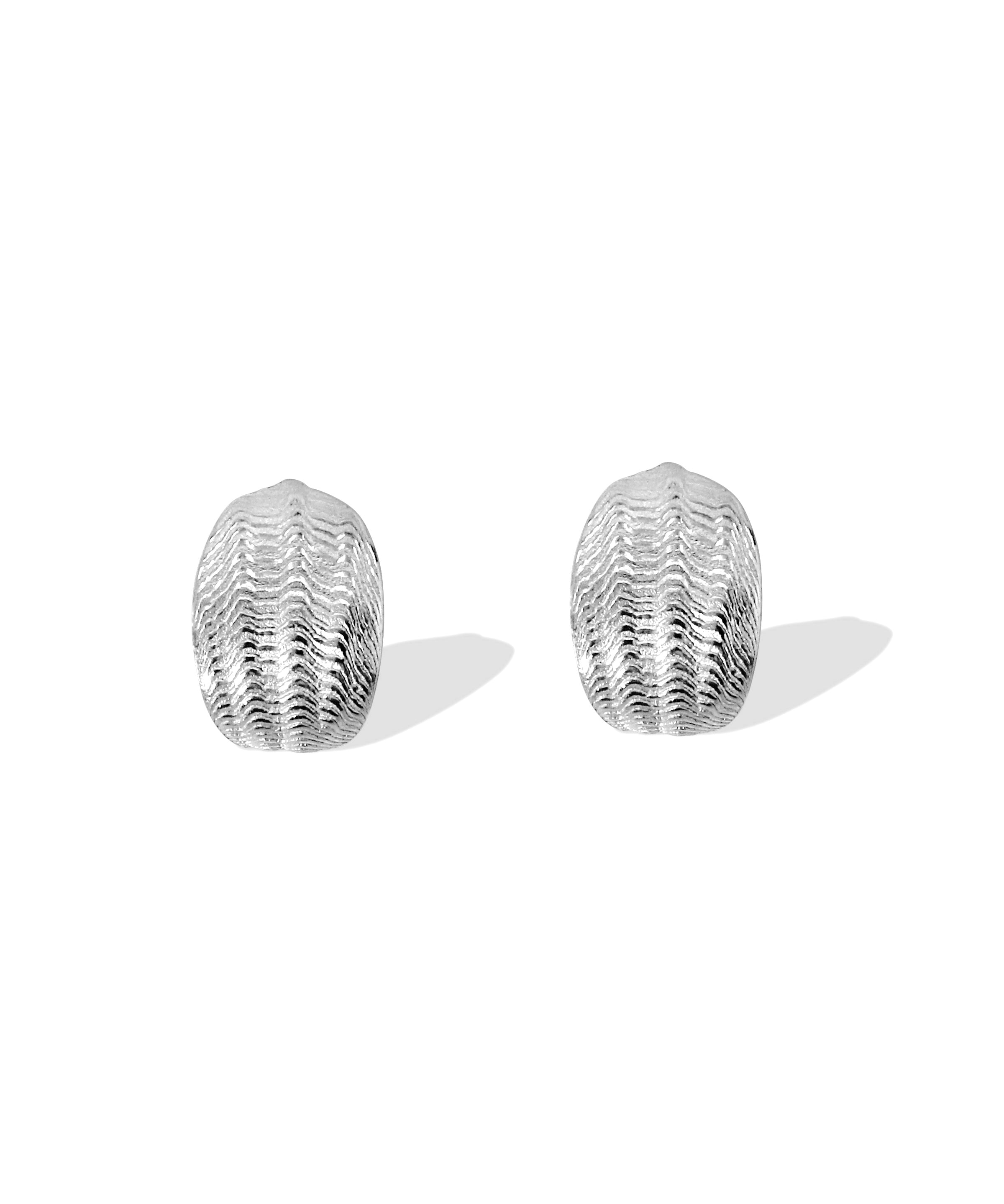 Die Oyster Studs Ohrringe verleihen den Glamour der Welt unter Wasser. Klar, minimalistisch, leicht - diese Studs sind stilsicherer Schmuck in Silber