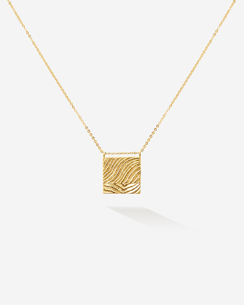 Das Sandy Necklace erinnert dich durch die Meeressrtuktur der Sepien an sonnige Tage am Meer, wann immer du es trägst