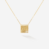 Das Sandy Necklace erinnert dich durch die Meeressrtuktur der Sepien an sonnige Tage am Meer, wann immer du es trägst