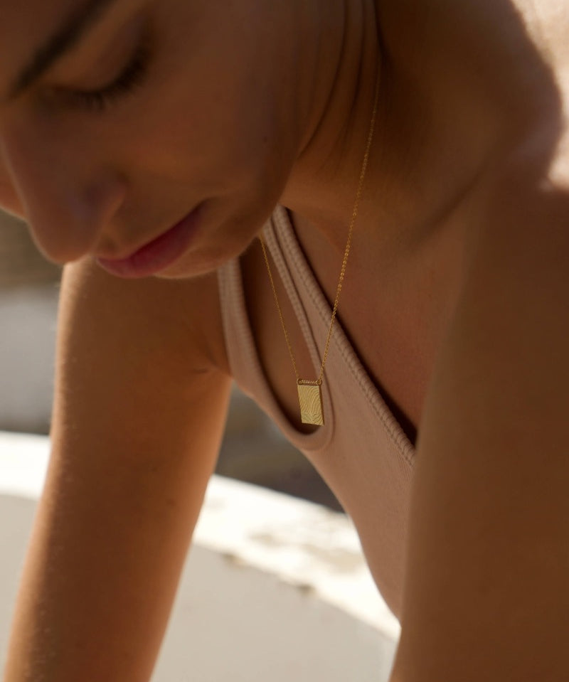 Das goldene Sandy Necklace erinnert dich durch die Meeressrtuktur der Sepien an sonnige Tage am Meer, wann immer du es trägst