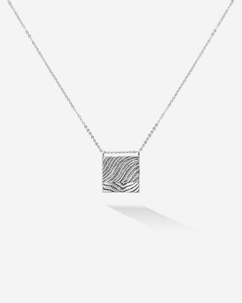 Das silberne Sandy Necklace erinnert dich durch die Meeressrtuktur der Sepien auf der Rückseite an sonnige Tage am Meer, wann immer du es trägst