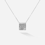 Das silberne Sandy Necklace erinnert dich durch die Meeressrtuktur der Sepien auf der Rückseite an sonnige Tage am Meer, wann immer du es trägst