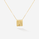 Das goldene Sandy Necklace erinnert dich durch die Meeressrtuktur der Sepien auf der Rückseite an sonnige Tage am Meer, wann immer du es trägst