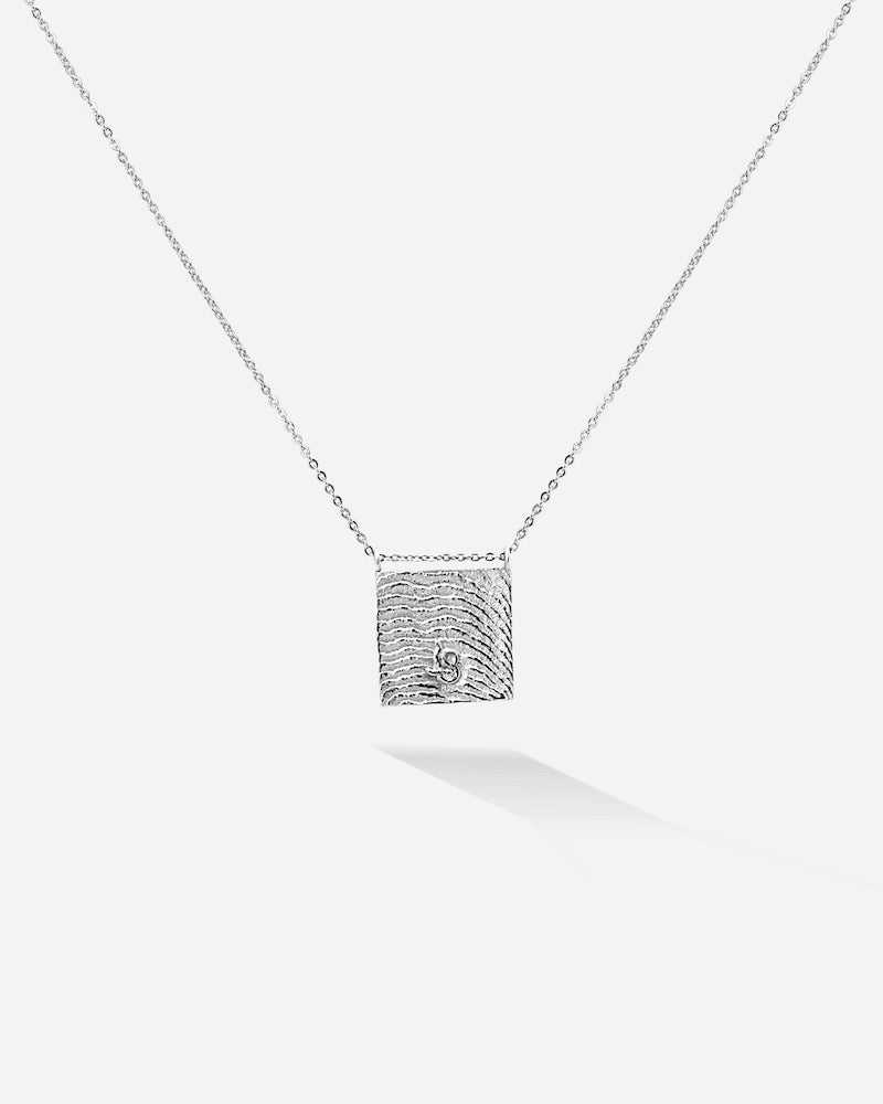 Das silberne Sandy Necklace erinnert dich durch die Meeressrtuktur der Sepien an sonnige Tage am Meer, wann immer du es trägst