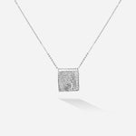 Das silberne Sandy Necklace erinnert dich durch die Meeressrtuktur der Sepien an sonnige Tage am Meer, wann immer du es trägst