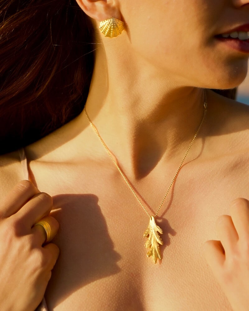 Fühl Dich durch den goldenen Anhänger dauerhaft verbunden mit der Pflanzenwelt des Meeres, die sich mit den Gezeiten anmutig in der Strömung bewegt