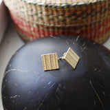 Square Studs, quadratische Ohrringe mit maritimer Sepiah Struktur in wasserfestem Gold Vermeil