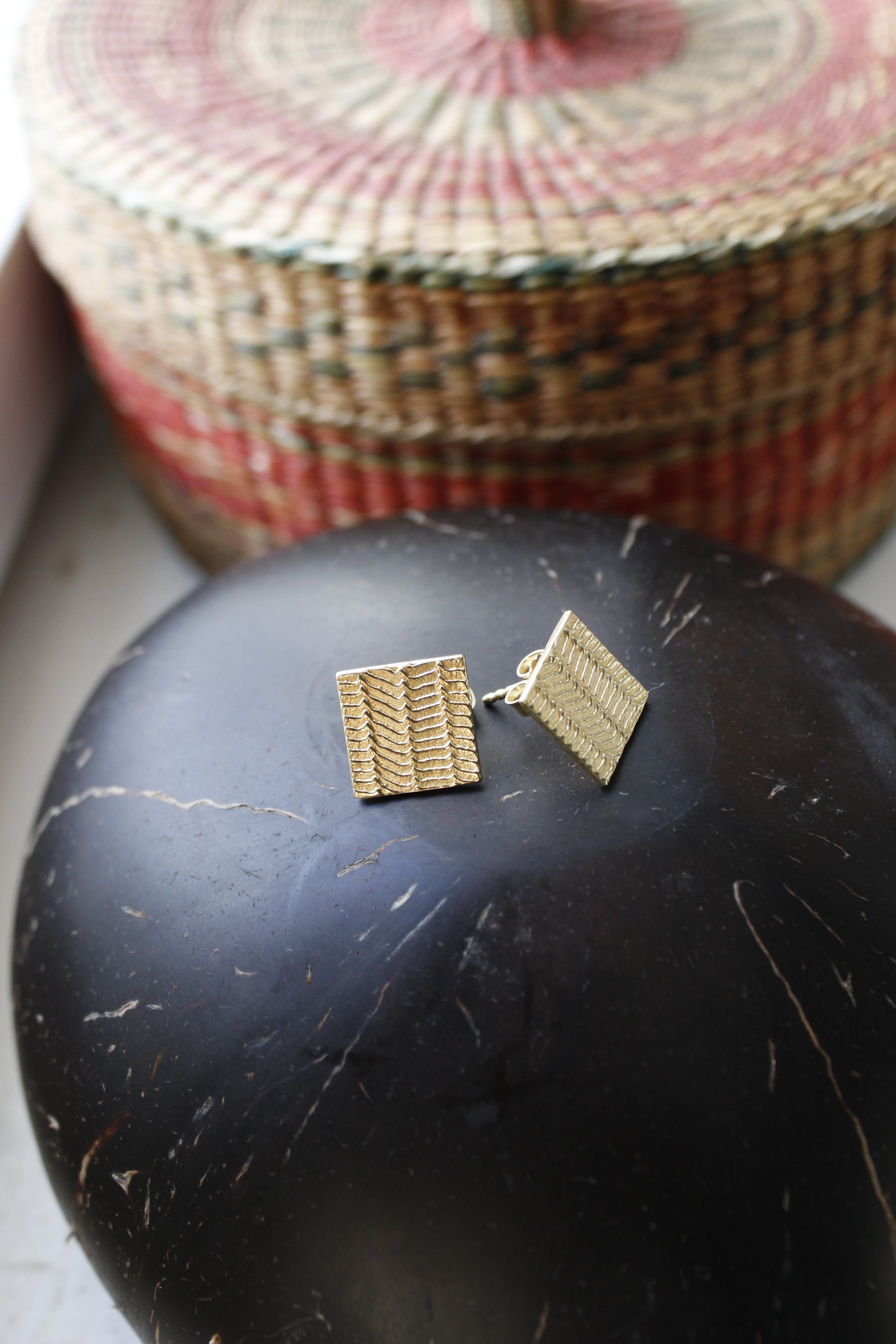 Square Studs, quadratische Ohrringe mit maritimer Sepiah Struktur in wasserfestem Gold Vermeil