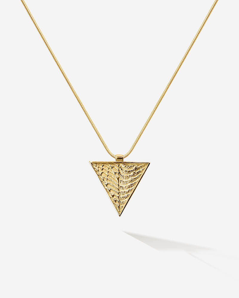 Das Trinity Necklace verkörpert die Magie des Dreiecks mit der beliebten maritimen Oberflächenstruktur von SEPIAH JEWELRY und erinnert dich ans Meer