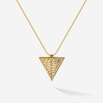 Das Trinity Necklace verkörpert die Magie des Dreiecks mit der beliebten maritimen Oberflächenstruktur von SEPIAH JEWELRY und erinnert dich ans Meer