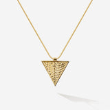 Das Trinity Necklace verkörpert die Magie des Dreiecks mit der beliebten maritimen Oberflächenstruktur von SEPIAH JEWELRY und erinnert dich ans Meer