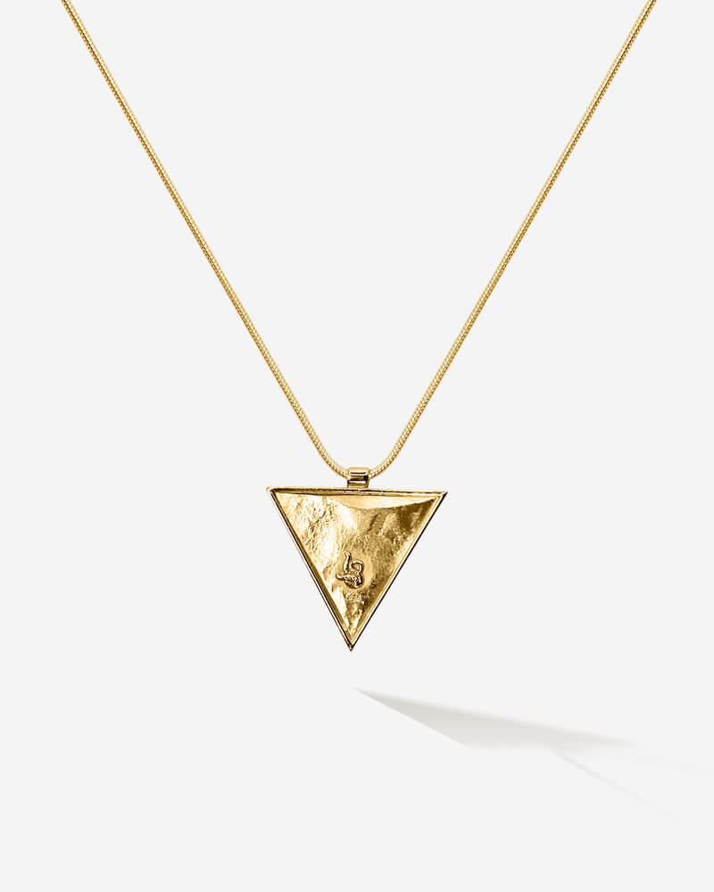 Das Trinity Necklace  in Gold Vermeilverkörpert die Magie des Dreiecks auch rückseitig mit der beliebten maritimen Oberflächenstruktur von SEPIAH JEWELRY und erinnert dich ans Meer