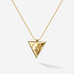 Das Trinity Necklace  in Gold Vermeilverkörpert die Magie des Dreiecks auch rückseitig mit der beliebten maritimen Oberflächenstruktur von SEPIAH JEWELRY und erinnert dich ans Meer