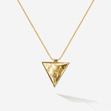 Das Trinity Necklace  in Gold Vermeilverkörpert die Magie des Dreiecks auch rückseitig mit der beliebten maritimen Oberflächenstruktur von SEPIAH JEWELRY und erinnert dich ans Meer