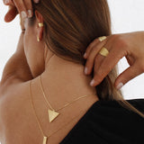 Das Trinity Necklace verkörpert die Magie des Dreiecks mit der beliebten maritimen Oberflächenstruktur von SEPIAH JEWELRY und erinnert dich ans Meer