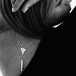 Das silberne Trinity Necklace verkörpert die Magie des Dreiecks mit der beliebten maritimen Oberflächenstruktur von SEPIAH JEWELRY und erinnert dich ans Meer