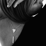 Das silberne Trinity Necklace verkörpert die Magie des Dreiecks mit der beliebten maritimen Oberflächenstruktur von SEPIAH JEWELRY und erinnert dich ans Meer