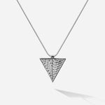 Das silberne Trinity Necklace verkörpert die Magie des Dreiecks mit der beliebten maritimen Oberflächenstruktur von SEPIAH JEWELRY und erinnert dich ans Meer