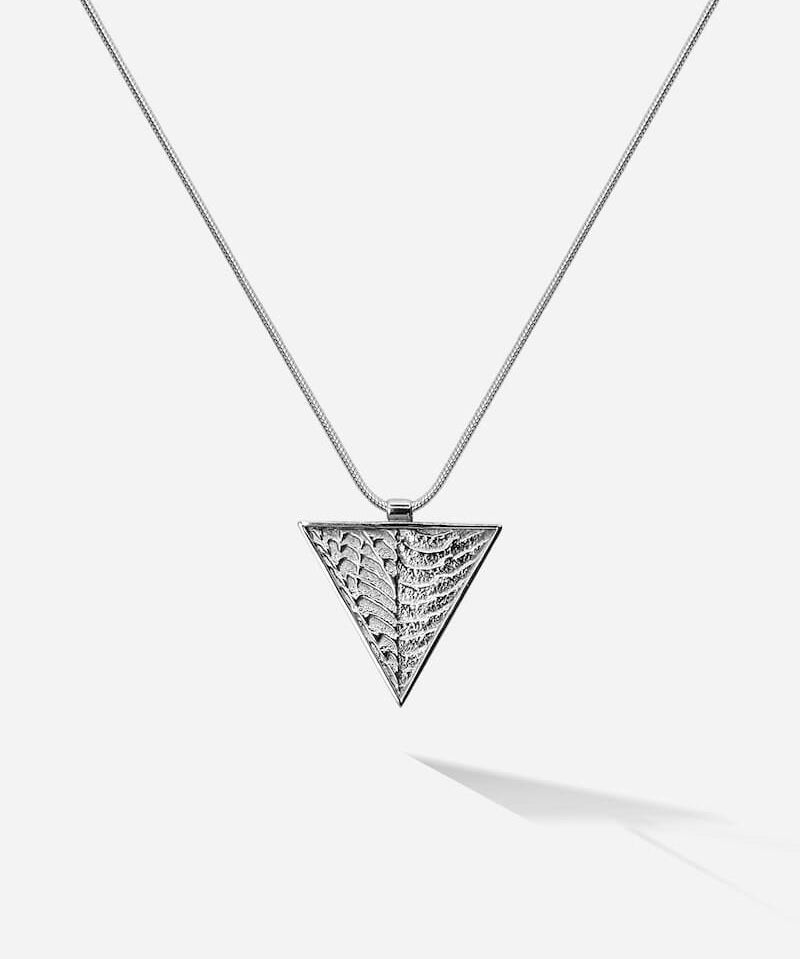 Das silberne Trinity Necklace verkörpert die Magie des Dreiecks mit der beliebten maritimen Oberflächenstruktur von SEPIAH JEWELRY und erinnert dich ans Meer