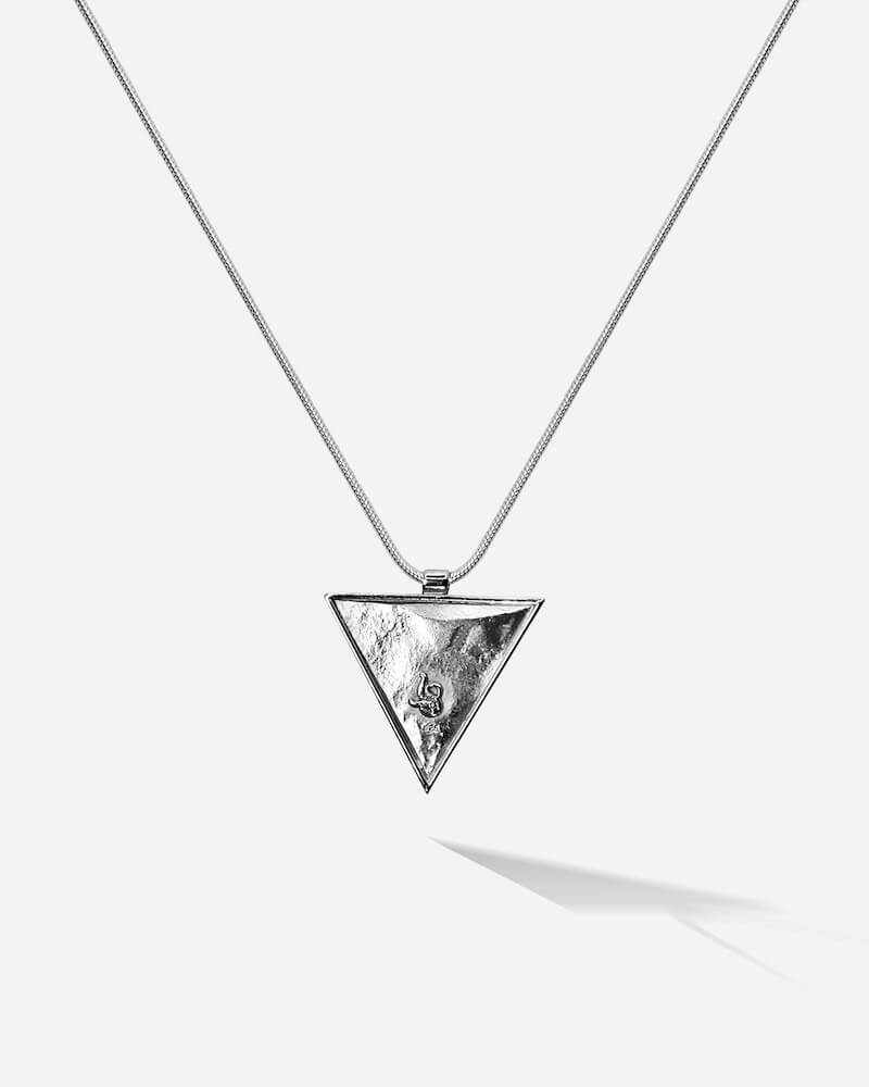 Das silberne Trinity Necklace verkörpert die Magie des Dreiecks auch rückseitig mit der beliebten maritimen Oberflächenstruktur von SEPIAH JEWELRY und erinnert dich ans Meer