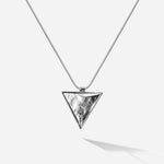 Das silberne Trinity Necklace verkörpert die Magie des Dreiecks auch rückseitig mit der beliebten maritimen Oberflächenstruktur von SEPIAH JEWELRY und erinnert dich ans Meer