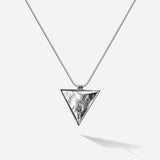 Das silberne Trinity Necklace verkörpert die Magie des Dreiecks auch rückseitig mit der beliebten maritimen Oberflächenstruktur von SEPIAH JEWELRY und erinnert dich ans Meer