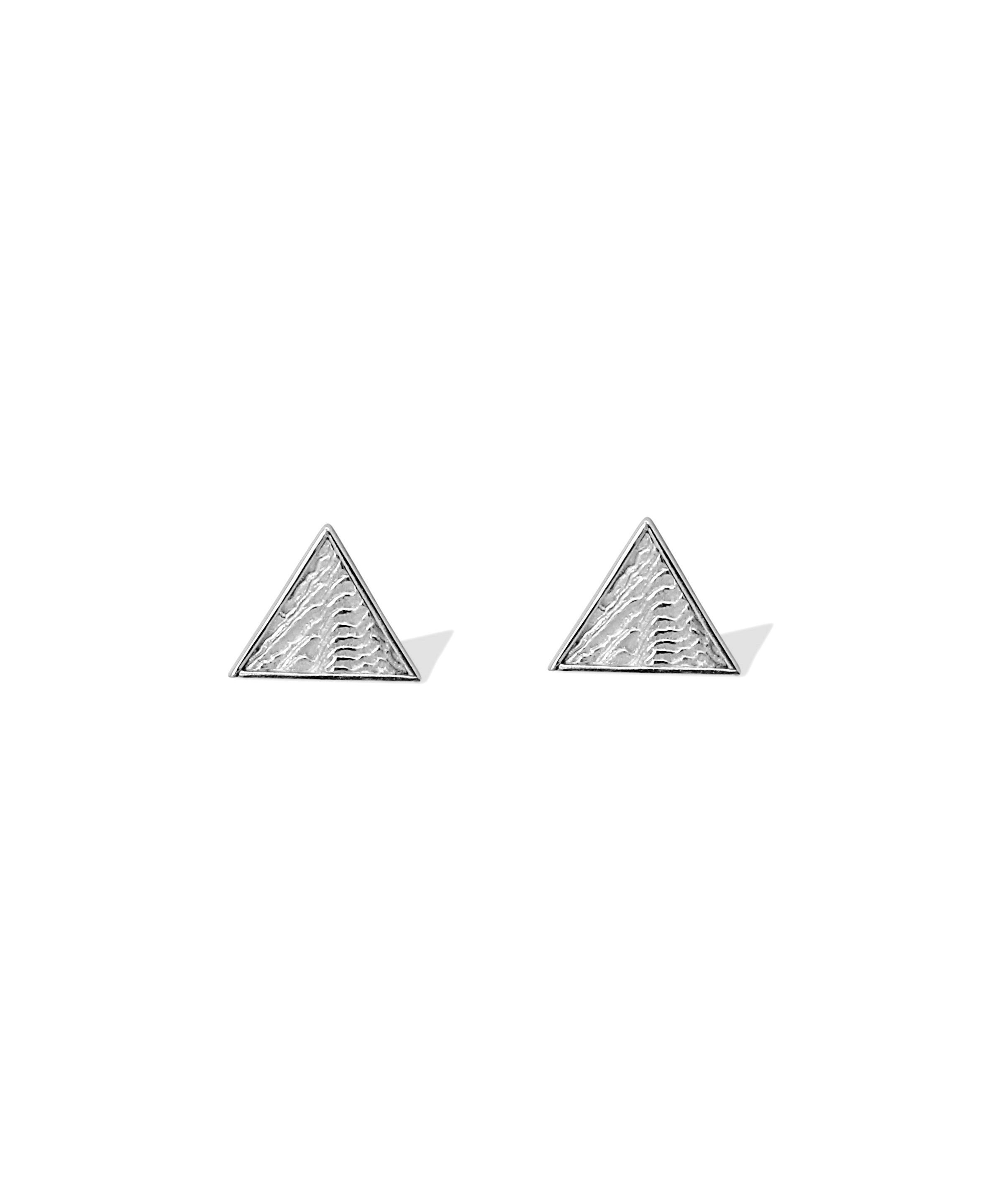 Eleganter Schmuck aus dem Meer. Die dezenten Dreiecke in Silber mit feinster Meeresstruktur passen immer. Simpel und doch so besonders