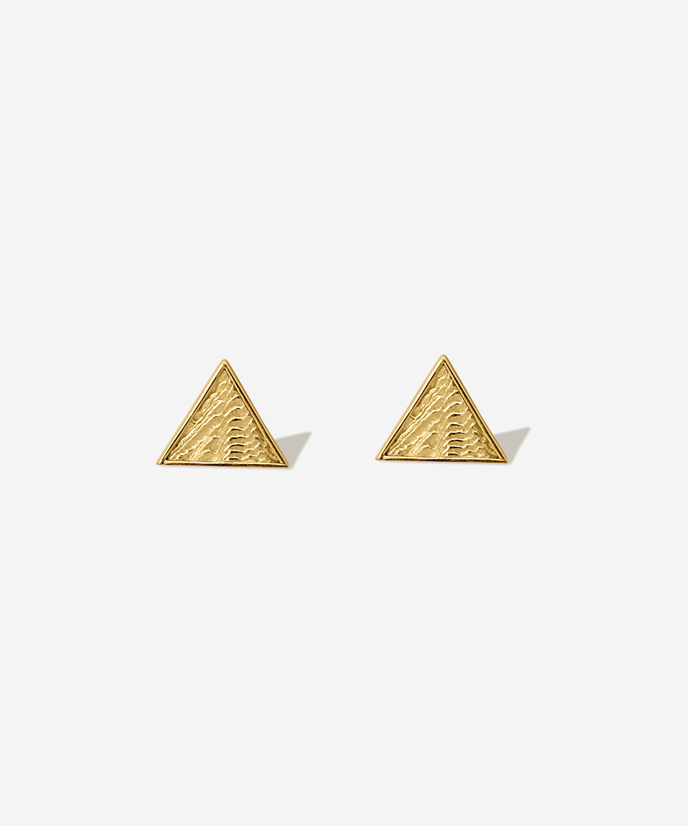 Eleganter Schmuck aus dem Meer. Die dezenten Dreiecke in Gold mit feinster Meeresstruktur passen immer. Simpel und doch so besonders