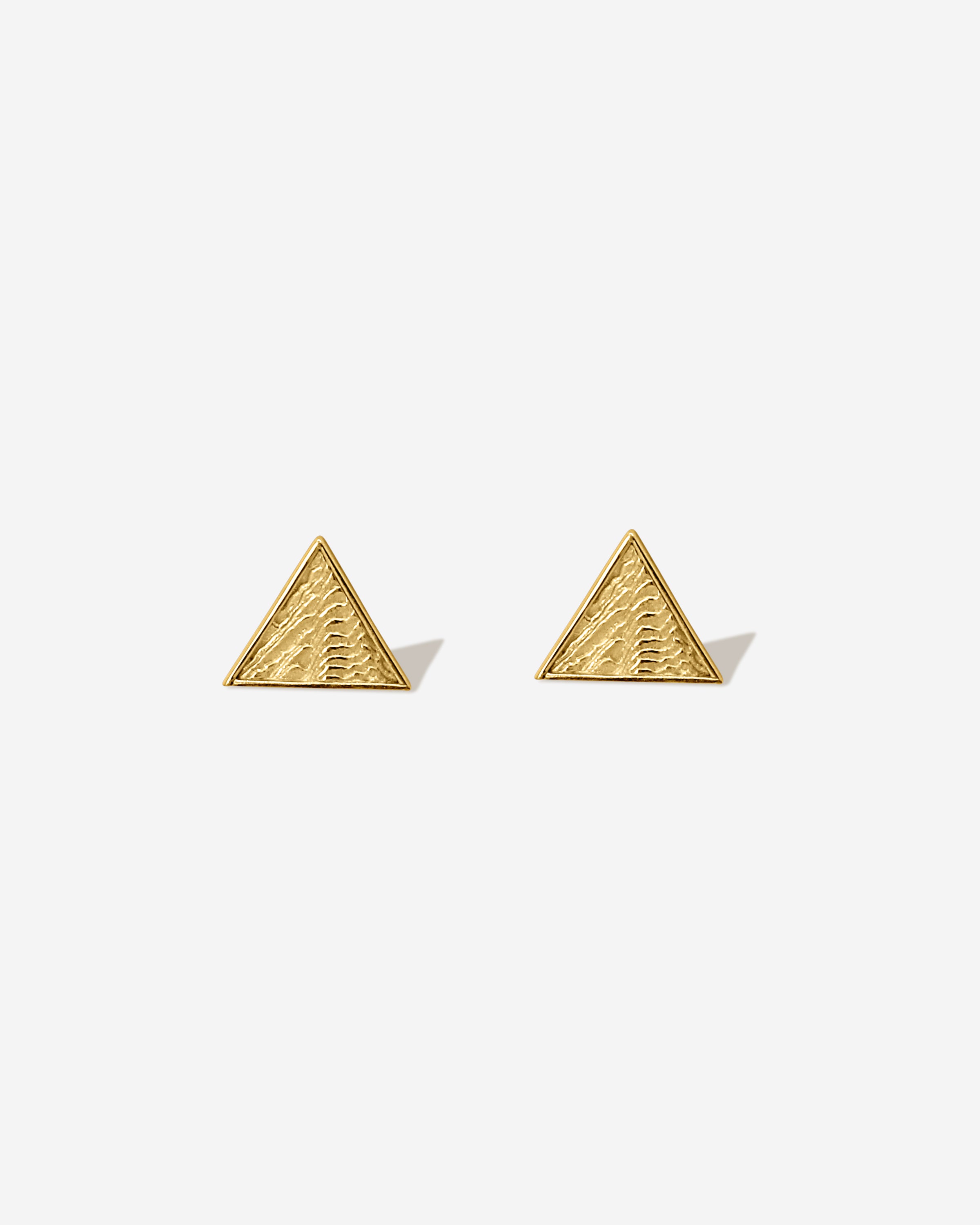 Eleganter Schmuck aus dem Meer. Die dezenten Dreiecke in Gold mit feinster Meeresstruktur passen immer. Simpel und doch so besonders
