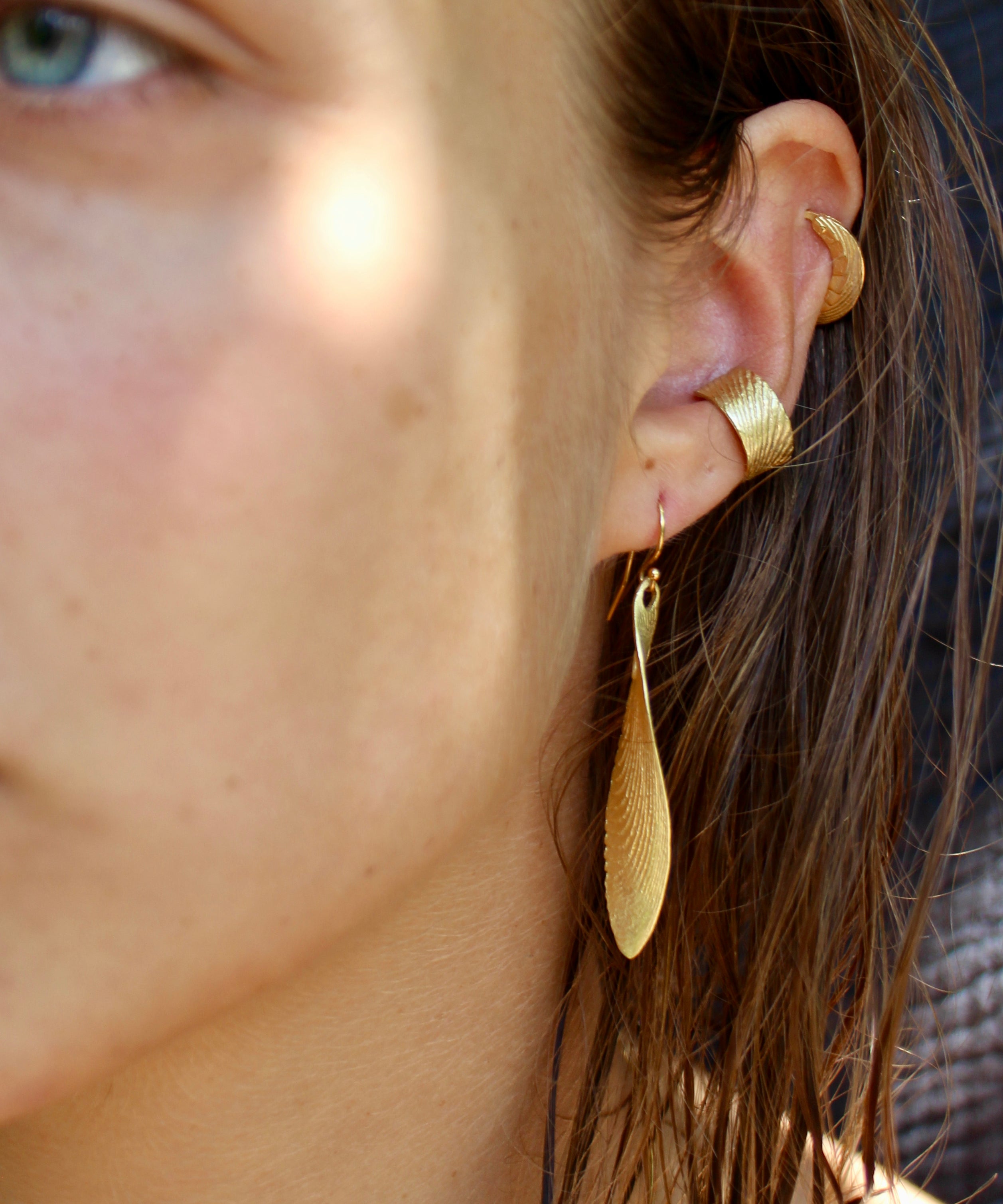 Exklusive Ohrringe Meeresschmuck Feder organisch aus Gold