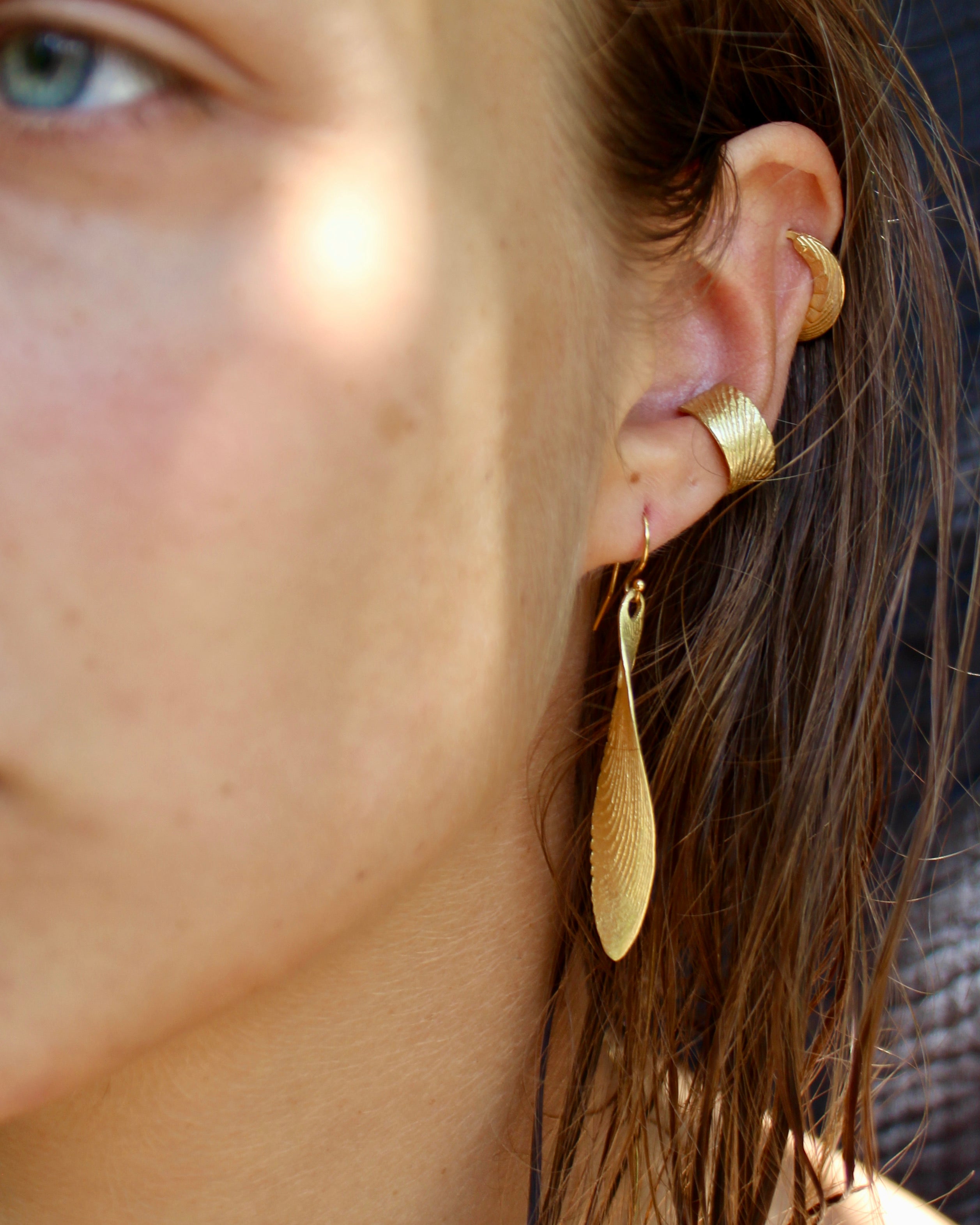Exklusive Ohrringe Meeresschmuck Feder organisch aus Gold