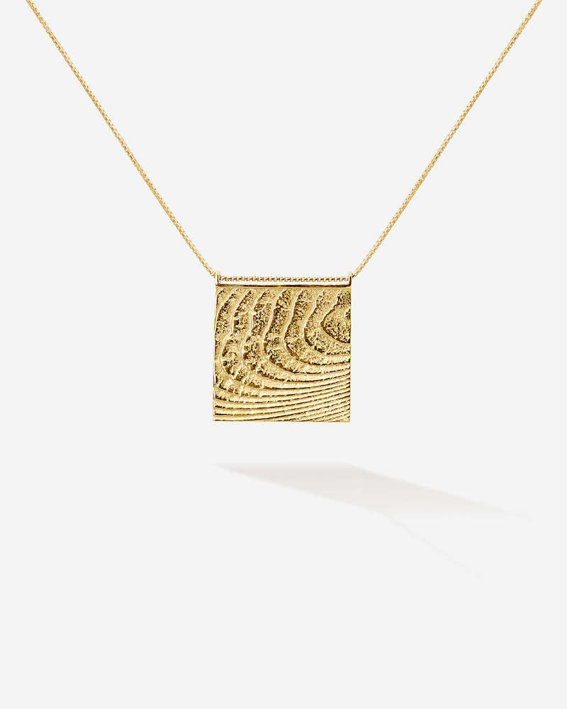 Das quadratische Zen Necklace in Gold Vermeil mit maritimer Struktur steht für Stille, schlichte Eleganz, Natürlichkeit und innere Verbundenheit mit dem Meer 