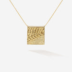Das quadratische Zen Necklace in Gold Vermeil mit maritimer Struktur steht für Stille, schlichte Eleganz, Natürlichkeit und innere Verbundenheit mit dem Meer 