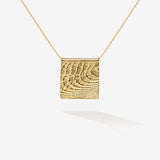Das quadratische Zen Necklace in Gold Vermeil mit maritimer Struktur steht für Stille, schlichte Eleganz, Natürlichkeit und innere Verbundenheit mit dem Meer 