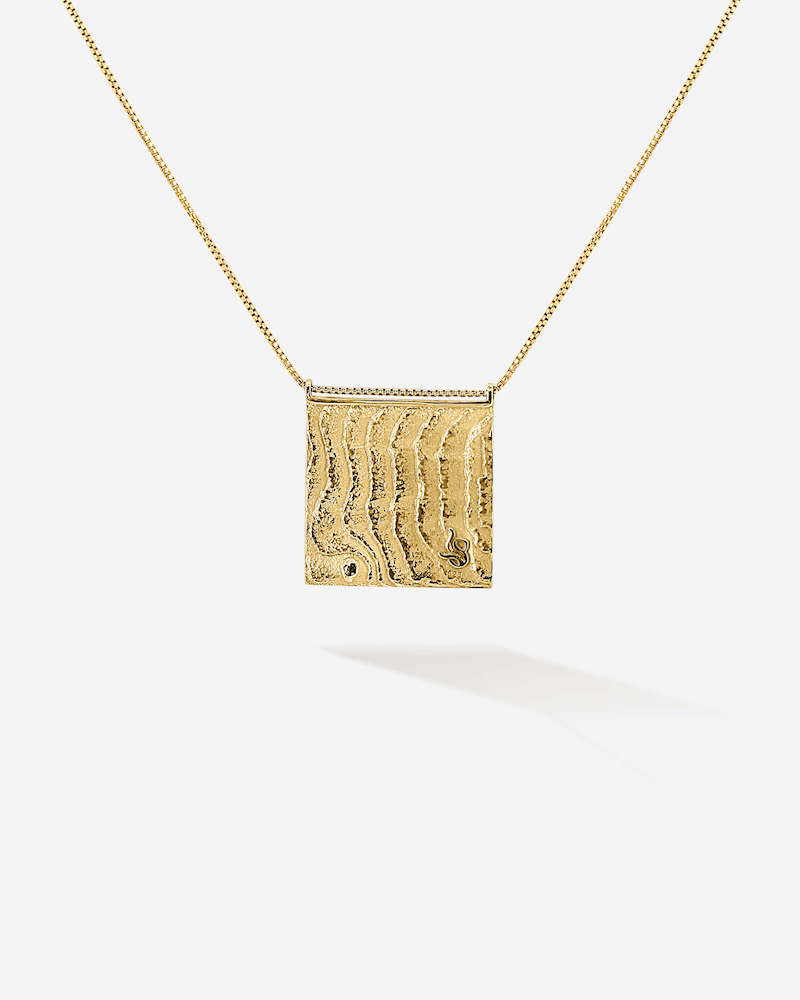 Das quadratische Zen Necklace in Gold Vermeil auch rückseitig mit maritimer Struktur steht für Stille, schlichte Eleganz, Natürlichkeit und innere Verbundenheit mit dem Meer 