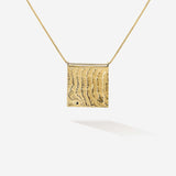 Das quadratische Zen Necklace in Gold Vermeil auch rückseitig mit maritimer Struktur steht für Stille, schlichte Eleganz, Natürlichkeit und innere Verbundenheit mit dem Meer 