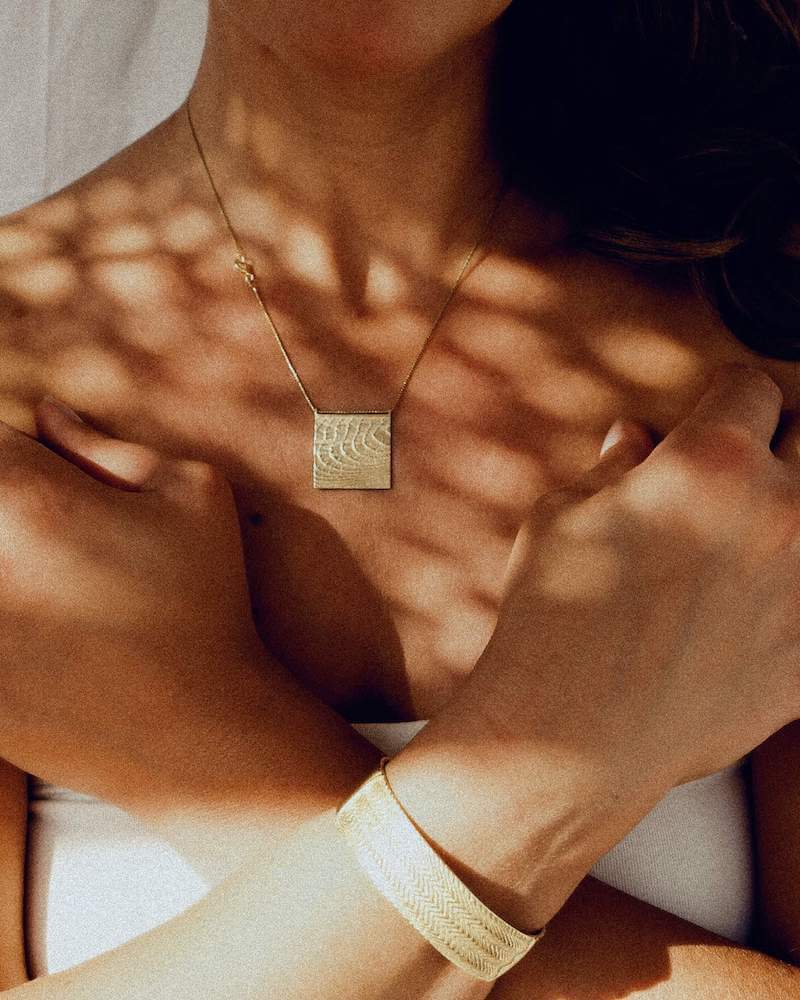 Das quadratische Zen Necklace in Gold Vermeil mit maritimer Struktur steht für Stille, schlichte Eleganz, Natürlichkeit und innere Verbundenheit mit dem Meer 