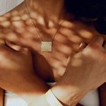 Das quadratische Zen Necklace in Gold Vermeil mit maritimer Struktur steht für Stille, schlichte Eleganz, Natürlichkeit und innere Verbundenheit mit dem Meer 