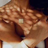 Das quadratische Zen Necklace in Gold Vermeil mit maritimer Struktur steht für Stille, schlichte Eleganz, Natürlichkeit und innere Verbundenheit mit dem Meer 