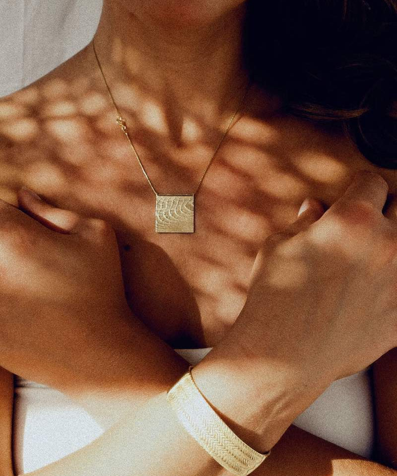 Das quadratische Zen Necklace in Gold Vermeil mit maritimer Struktur steht für Stille, schlichte Eleganz, Natürlichkeit und innere Verbundenheit mit dem Meer 