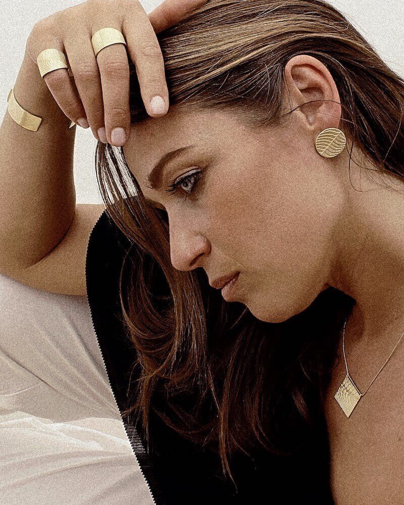 Das quadratische Zen Necklace in Gold Vermeil mit maritimer Struktur steht für Stille, schlichte Eleganz, Natürlichkeit und innere Verbundenheit mit dem Meer 